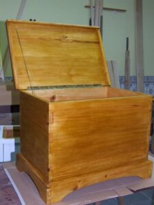 A dovetail chest on a budget (the 36 euro challange) by António Samagaio