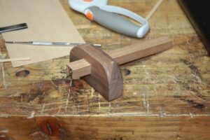 Simple marking gauge style of stringing groove cutter in offcuts of american black walnut and white oak using a lie nielsen cutter. Simple little tool, but the first one I've made in the shed if you don't count jigs like the shooting boards and bench hooks and the like.