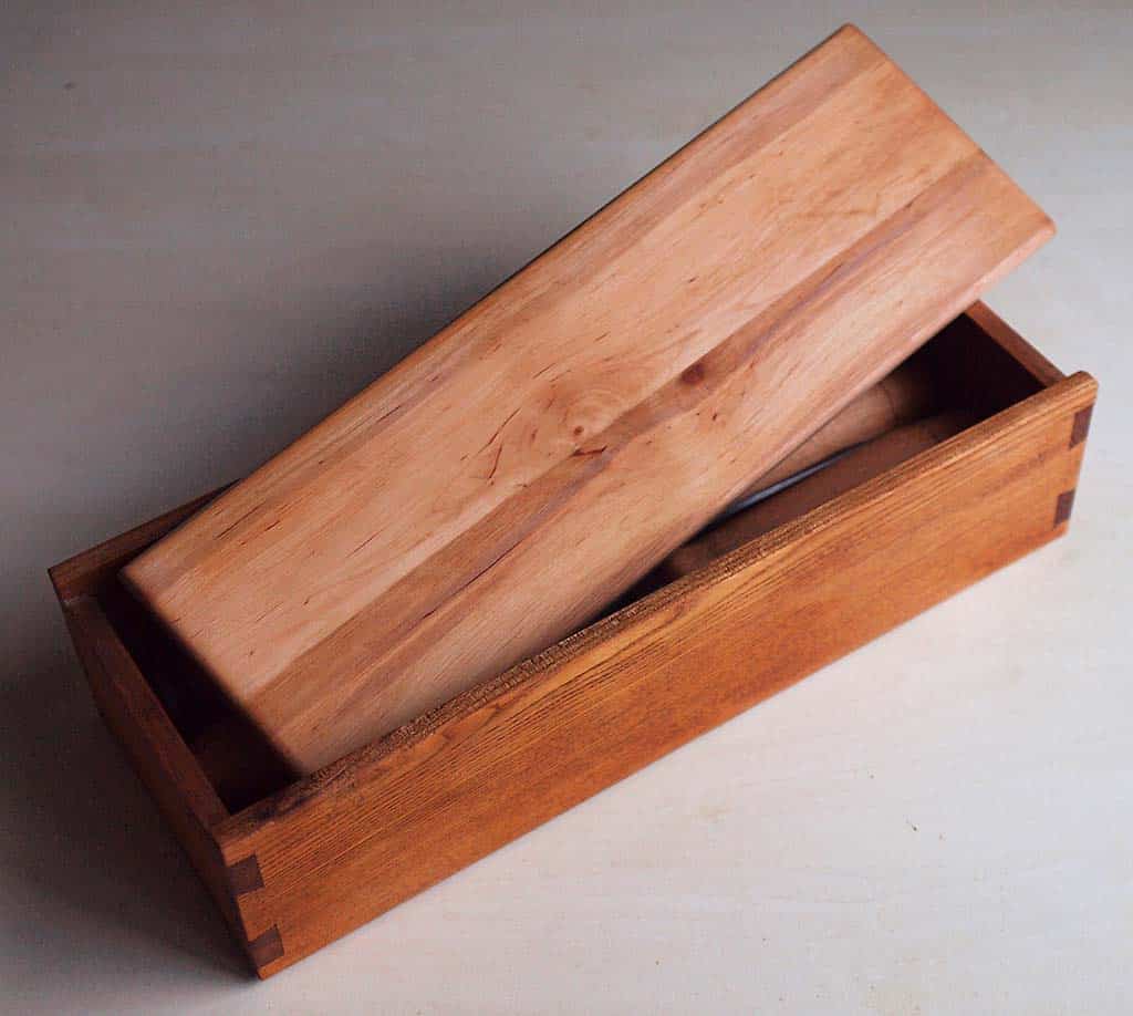 Dovetail box for my chisels. Made of oak and alder.